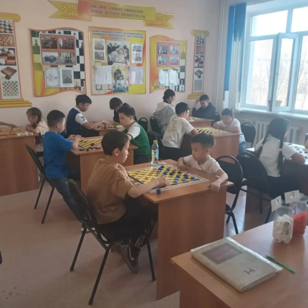 Оқушылар сарайы. “Логика” дойбы үйірмесі. Балқаш қаласы. Сабақ барысынан көріністер.…